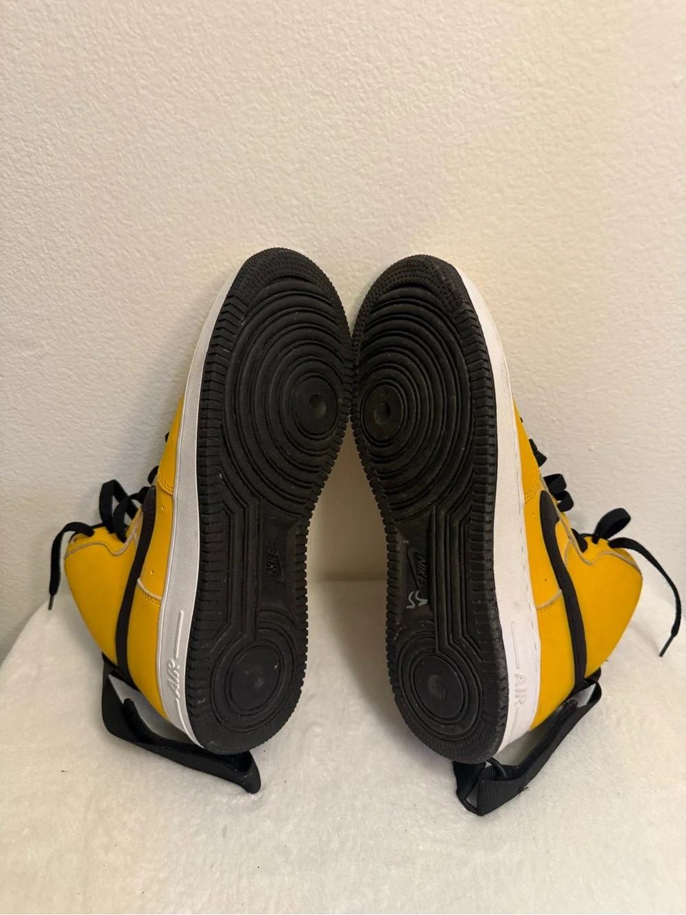 Nike Men’s High-Top Sneakers in Yellow and Black